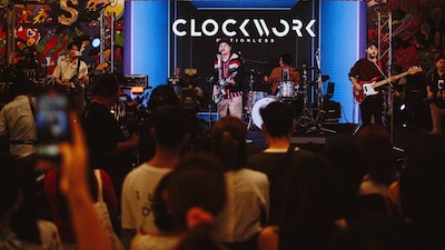 CLOCLWORK MOTIONLESS พาดิ่ง เปิดคอนเสิร์ตสุดเอ็กซ์คลูซีฟกลาง MRT @ อินโทรมาน้ำตาก็ไหลแล้ว’ ประโยคที่ใช้ได้จริงกับวงร็อกครองเพลย์ลิสต์เพลงเศร้าอย่าง “CLOCKWORK MOTIONLESS (คล็อกเวิร์ค โมชั่นเลส)